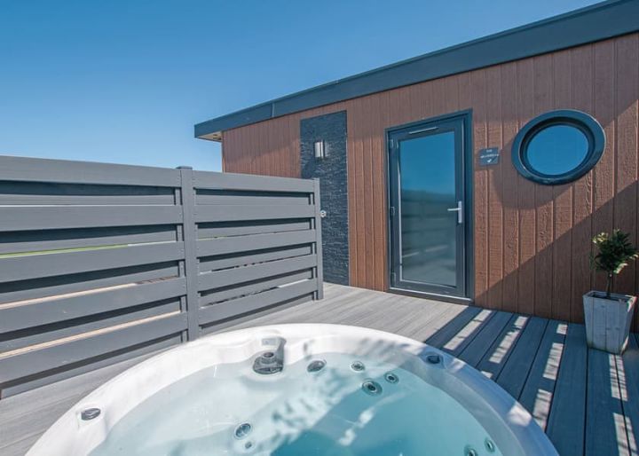 Stylish Wales pod w/hot tub